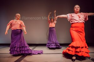 Neljä tanssijaa Blue Flamenco Megafonista tekee flamencoliikkeitä värikkäissä flamencohameissa.